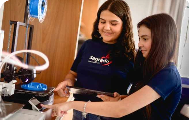 Estudantes criando um projeto com uma impressora 3D