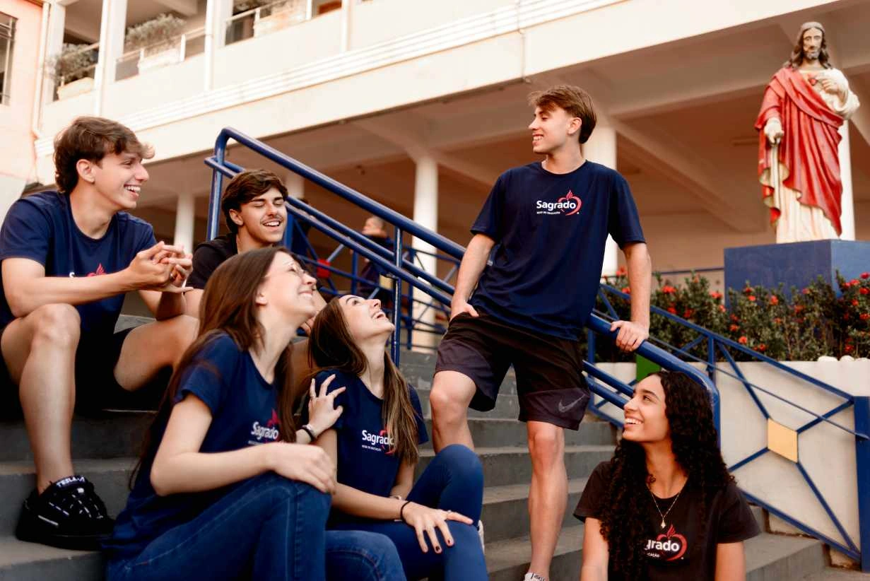 Estudantes da Sagrado reunidos no ambiente escolar
