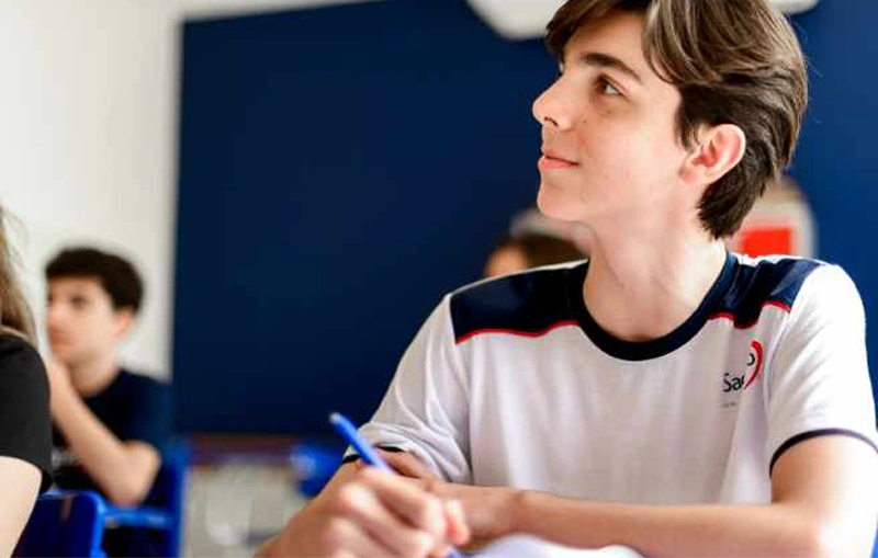 Estudante participando de uma atividade em sala de aula